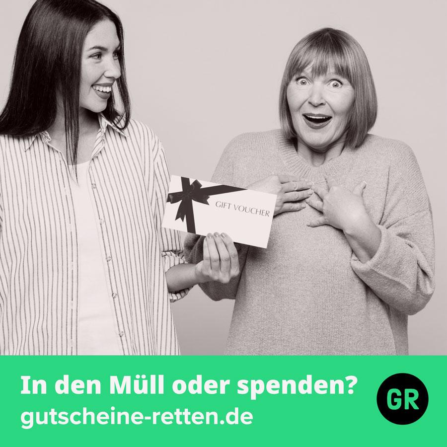 zwei Frauen gucken auf einen Gutschein. Darunter der slogan: In den Müll oder spenden