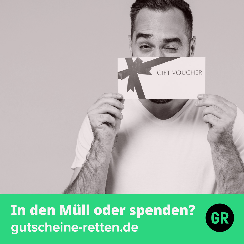 ein mann hält einen gutschein vor sein Gesicht